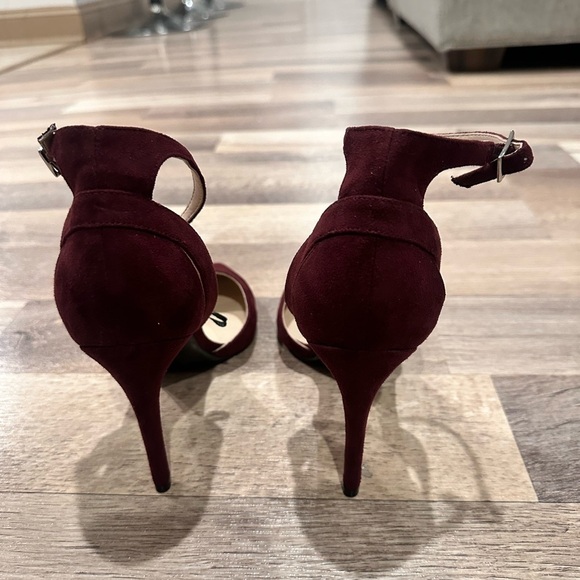 Women’s Mark Fisher Suede Maroon Heels Size 8.5 With Ankle Strap NWOT - Picture 4 of 6
